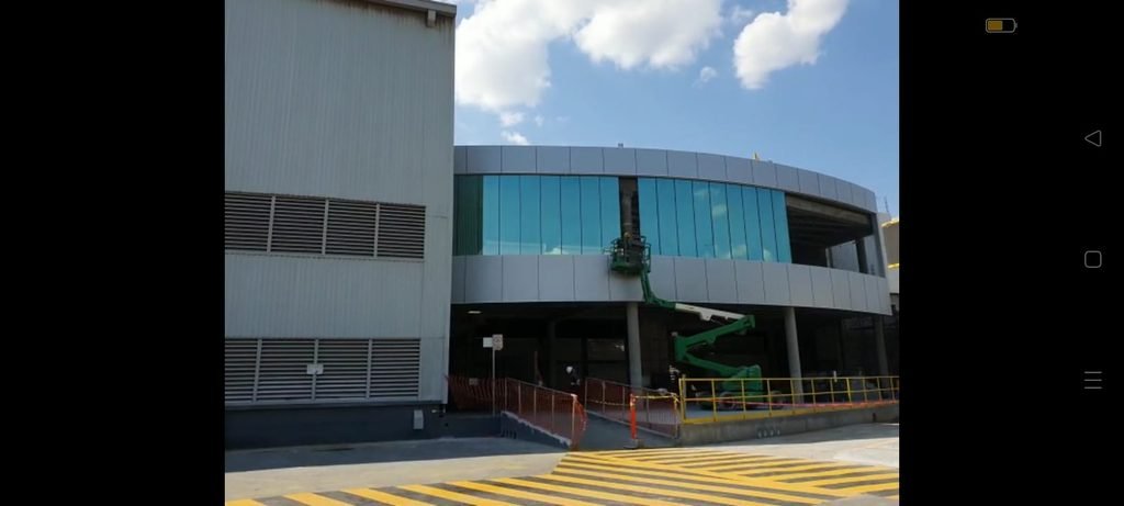 fachada con vidrio verde