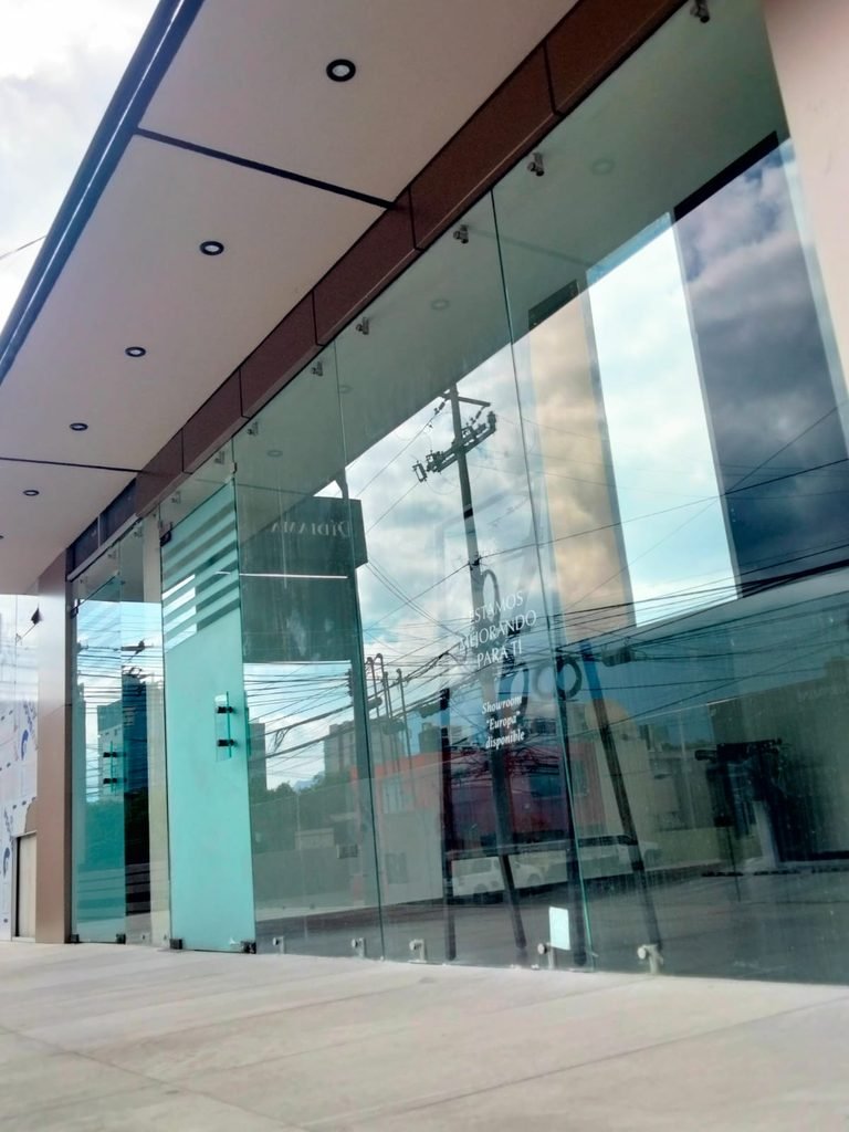 fachada de cristal templado con conectores