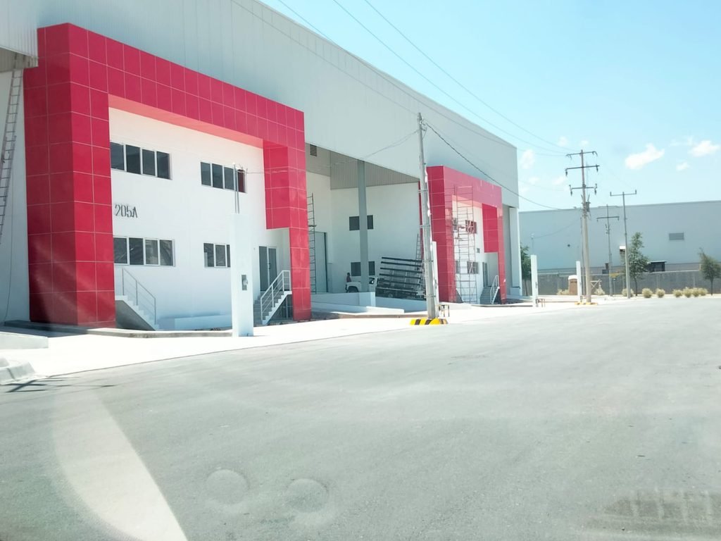 fachada recubierta con panel de aluminio